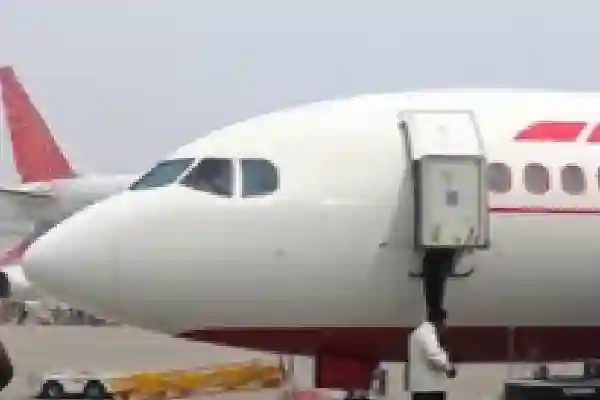 AI-159 फ्लाइट रद्द, ड्रीमलाइनर तकनीकी खामी से यात्रियों की परेशानी।